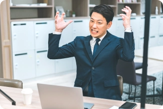 STEP3 怒っている男性の写真